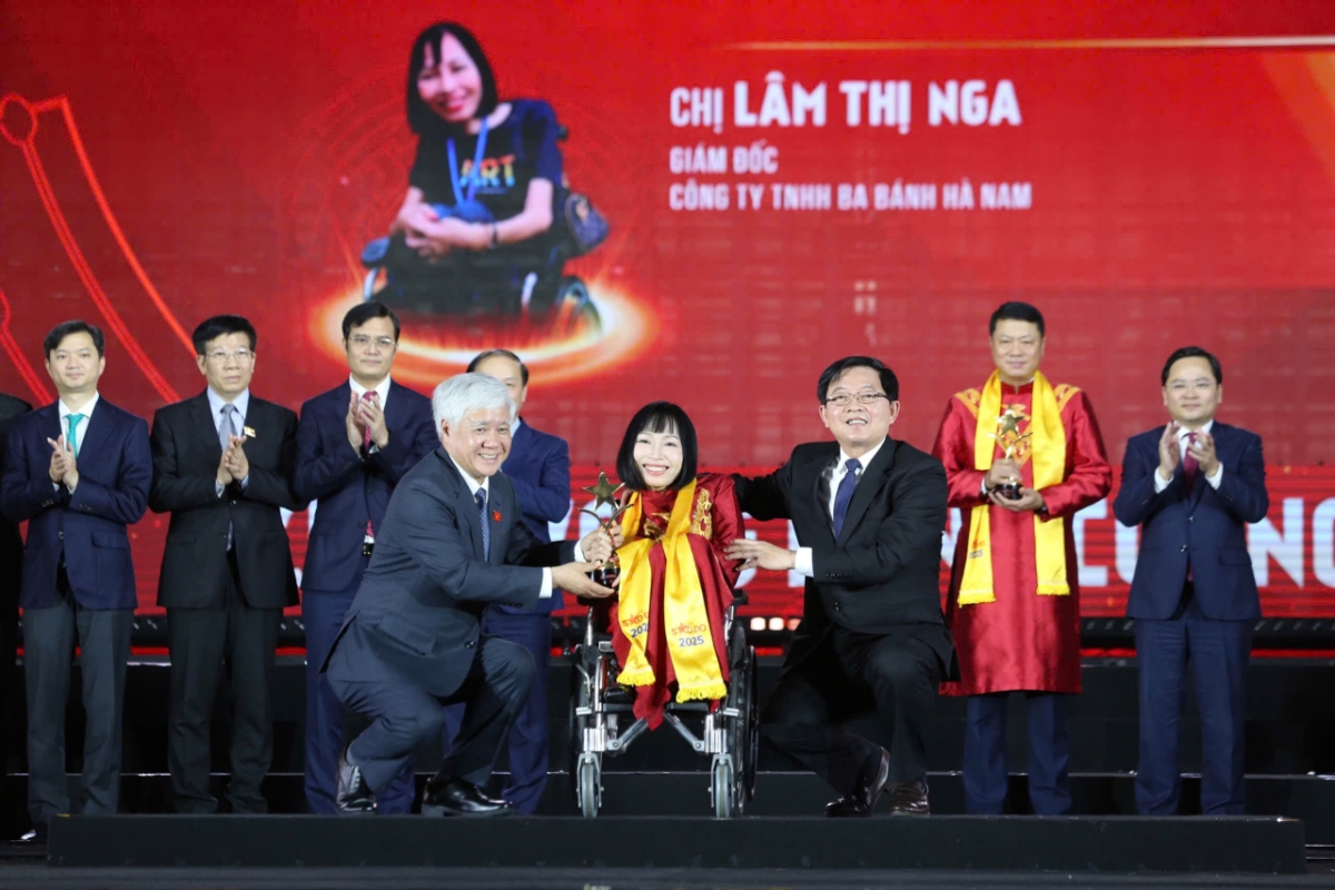 Bà Lâm Thị Nga, Giám đốc Công ty TNHH Ba Bánh Hà Nam được trao giải thưởng Sao Đỏ danh dự.