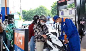 Giá xăng dầu trong nước đồng loạt “lao dốc” theo đà giảm của thế giới