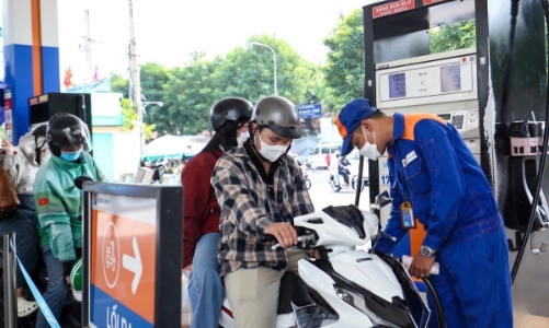 Giá xăng dầu trong nước đồng loạt “lao dốc” theo đà giảm của thế giới