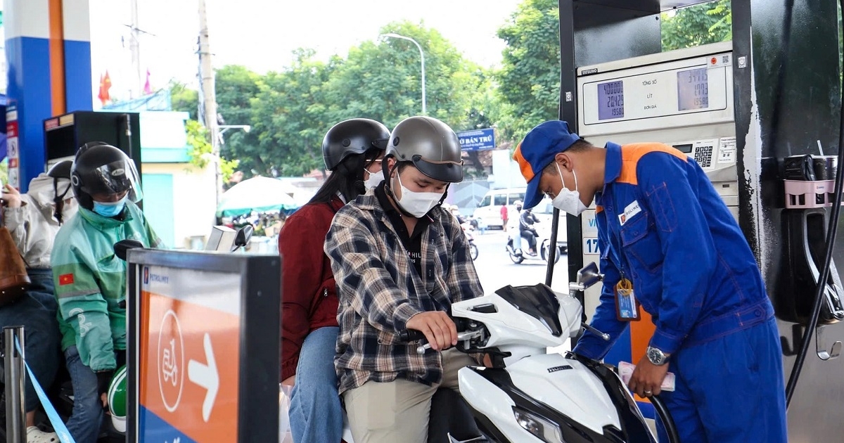 Giá xăng dầu trong nước đồng loạt “lao dốc” theo đà giảm của thế giới