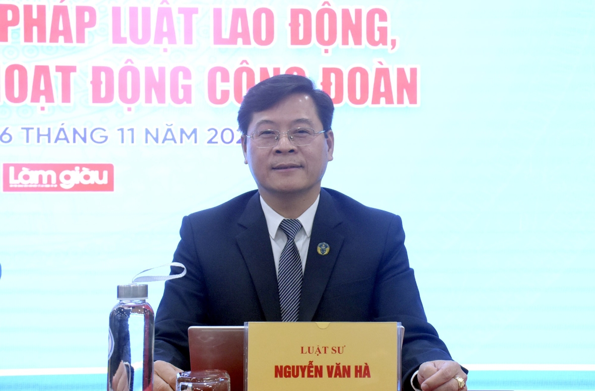 Luật sư&nbsp;Nguyễn Văn Hà trao đổi với người lao động. Ảnh: LĐTĐ.