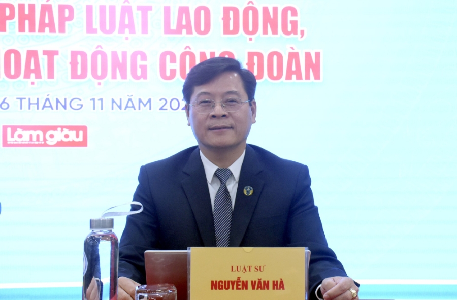 Luật sư Nguyễn Văn Hà trao đổi với người lao động. Ảnh: LĐTĐ.