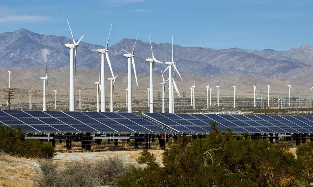 Năng lượng tái tạo tại Palm Springs, California: Các chương trình năng lượng xanh liên bang đã bị cắt giảm mạnh, nhưng các bang và cộng đồng đang cố gắng lấp đầy khoảng trống - Ảnh: Ian L. Sitren/ZUMAPRESS/IMAG
