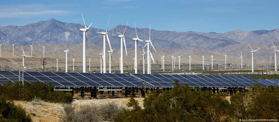 Năng lượng tái tạo tại Palm Springs, California: Các chương trình năng lượng xanh liên bang đã bị cắt giảm mạnh, nhưng các bang và cộng đồng đang cố gắng lấp đầy khoảng trống - Ảnh: Ian L. Sitren/ZUMAPRESS/IMAG