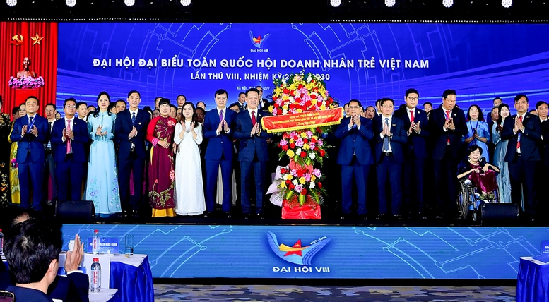 Thủ tướng Phạm Minh Chính tặng hoa chúc mừng Ủy ban Hội Doanh nhân trẻ Việt Nam khóa VIII. (Ảnh: VGP)