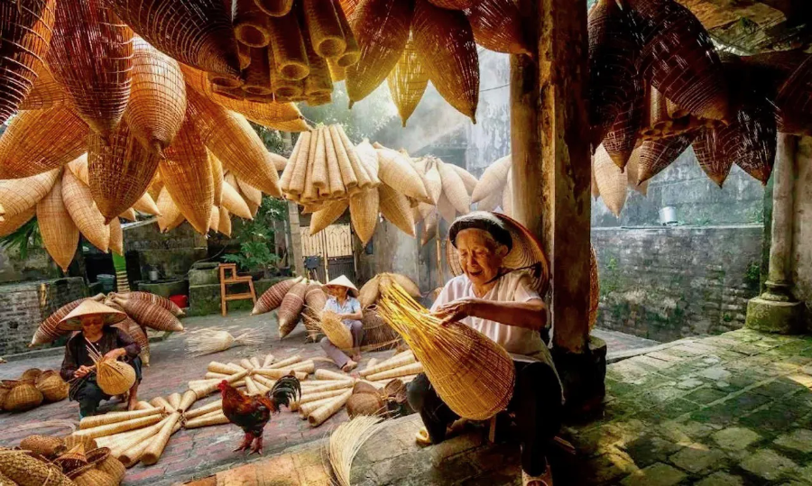 Tiêu thụ sản phẩm làng nghề vẫn chủ yếu theo các kênh thương mại truyền thống.