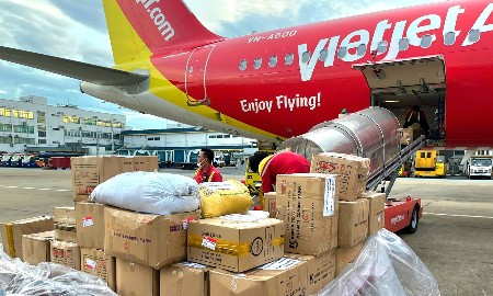 Những chuyến bay Vietjet chở đầy yêu thương