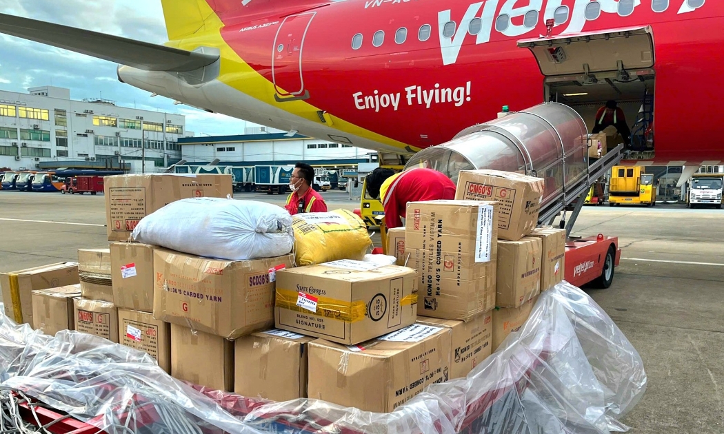 Hàng trăm thùng hàng cứu trợ của người dân cả nước được Vietjet vận chuyển đến vùng bão lũ những ngày qua.
