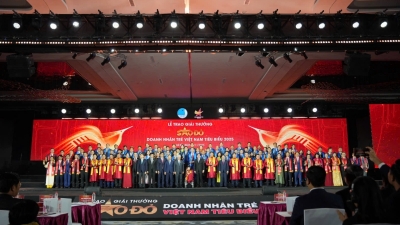 Red Star Awards honor 100 outstanding young Vietnamese entrepreneurs