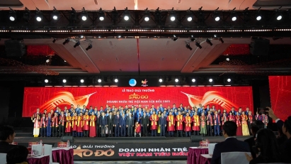 Red Star Awards honor 100 outstanding young Vietnamese entrepreneurs