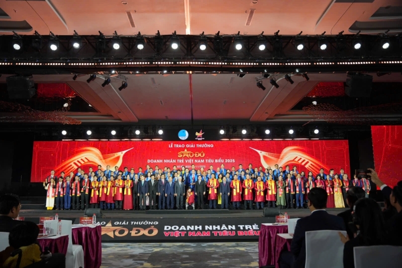 Red Star Awards honor 100 outstanding young Vietnamese entrepreneurs