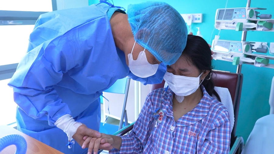 Hai bố con bệnh nhân hạnh phúc gặp lại sau ca đại phẫu.