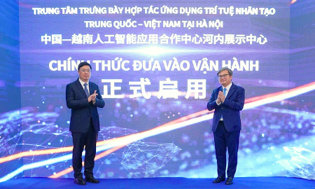 Phó Chủ tịch UBND Thành phố Trương Việt Dũng và Chủ tịch Khu tự trị dân tộc Choang Quảng Tây Vi Thao thực hiện nghi thức khánh thành trung tâm.