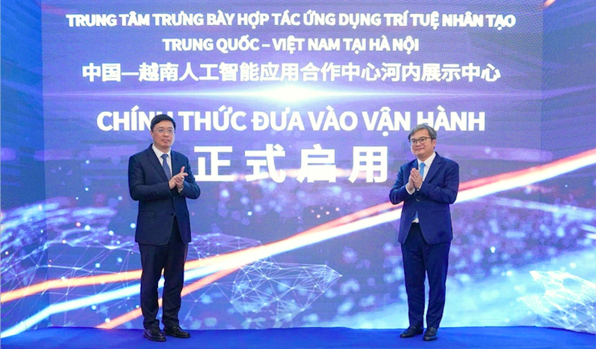Phó Chủ tịch UBND Thành phố Trương Việt Dũng và Chủ tịch Khu tự trị dân tộc Choang Quảng Tây Vi Thao thực hiện nghi thức khánh thành trung tâm.