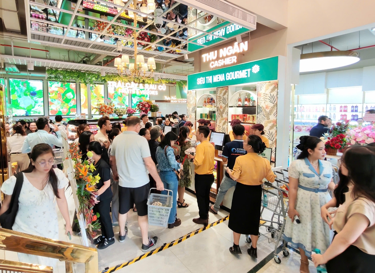 Người tiêu dùng tham quan, mua sắm tại siêu thị Mena Gourmet Celesta Rise.