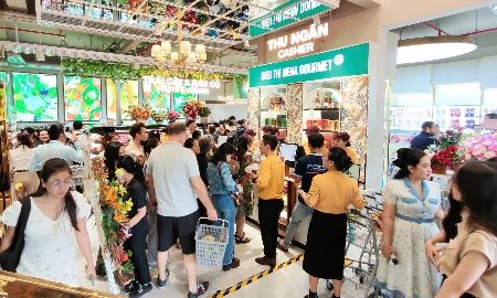 Người tiêu dùng tham quan, mua sắm tại siêu thị Mena Gourmet Celesta Rise.