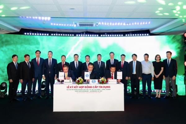 Ký kết hợp đồng cấp tín dụng 6.750 tỷ đồng cho dự án mở rộng cao tốc TP.Hồ Chí Minh - Long Thành giữa VEC, Vietcombank và Agribank