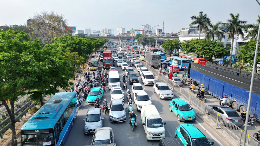 <i>Không chỉ xe buýt, taxi cũng đang bước vào giai đoạn chuyển đổi mạnh. Một số hãng lớn tại Hà Nội và TP.HCM đã đưa vào hoạt động đội hình taxi điện thí điểm để đánh giá quãng đường, nhu cầu sạc và chi phí vận hành.</i>