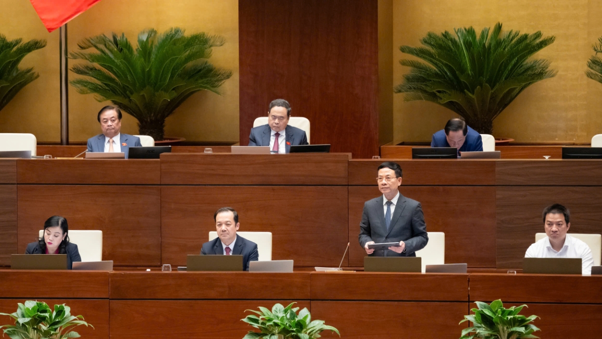 Bộ trưởng Bộ Khoa học và Công nghệ Nguyễn Mạnh Hùng tiếp thu, giải trình về dự thảo Luật Trí tuệ nhân tạo. 