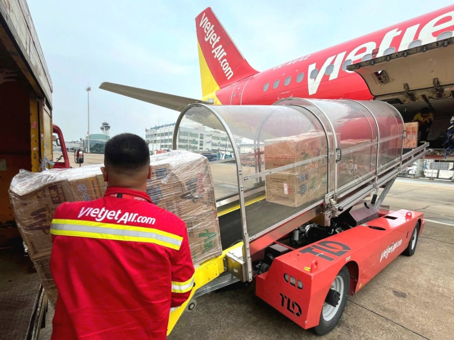 Nhân viên Vietjet đưa hàng cứu trợ lên tàu bay để vận chuyển đến đồng bào vùng bão lũ.