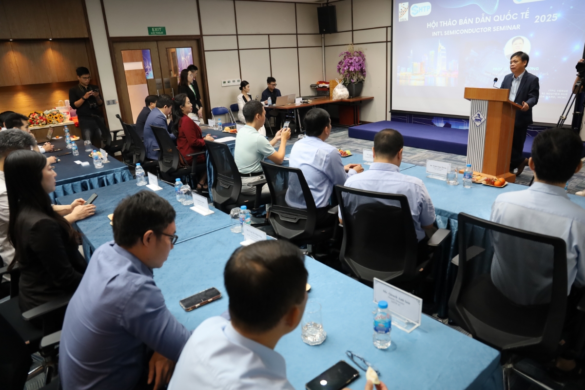 PGS.TS Lê Quốc Cường, Phó Trưởng ban Quản lý Khu Công nghệ cao TP. Hồ Chí Minh phát biểu tại hội thảo, ngày 27/11. 