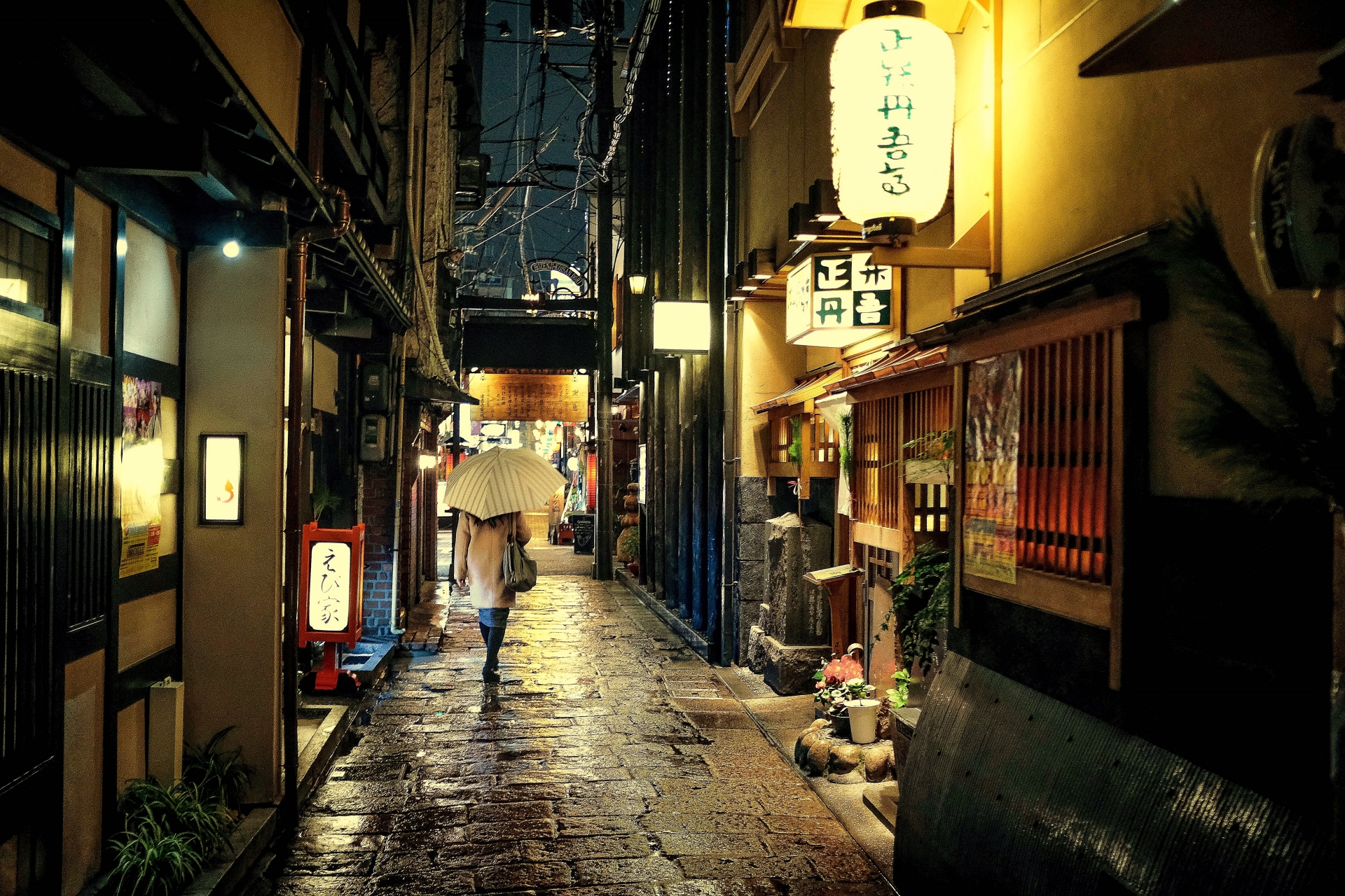 Hàng quán ảm đạm là tình trạng chung của không ít quốc gia châu Á.