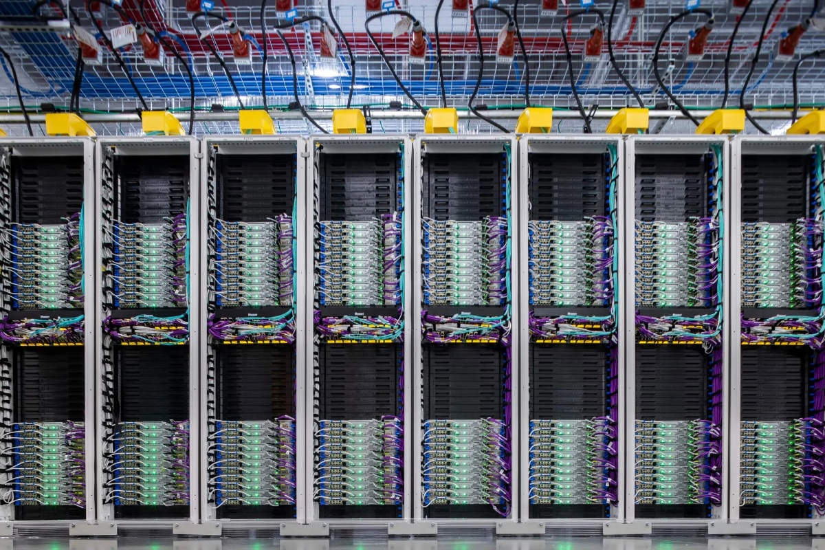 Bên trong một trung tâm dữ liệu của Microsoft - Ảnh: Bloomberg.