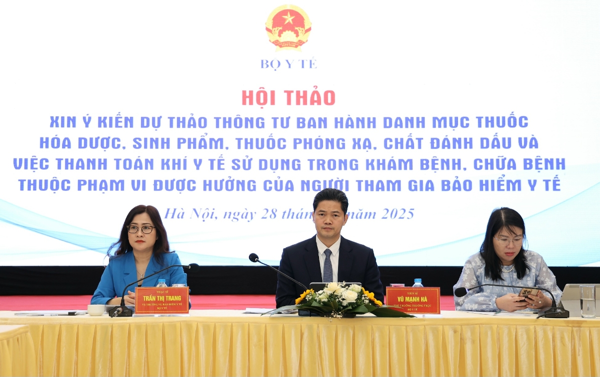 Thứ trưởng Thường trực Bộ Y tế&nbsp;Vũ Mạnh Hà cùng đại diện các đơn vị chủ trì hội thảo. Ảnh: Trần Minh.