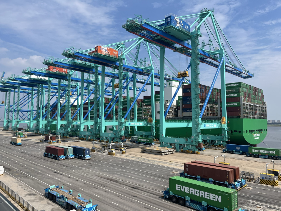 Tại cảng Thiên Tân, hơn 88% thiết bị container lớn đã được tự động hóa. Ảnh: Brian Spegele/WSJ