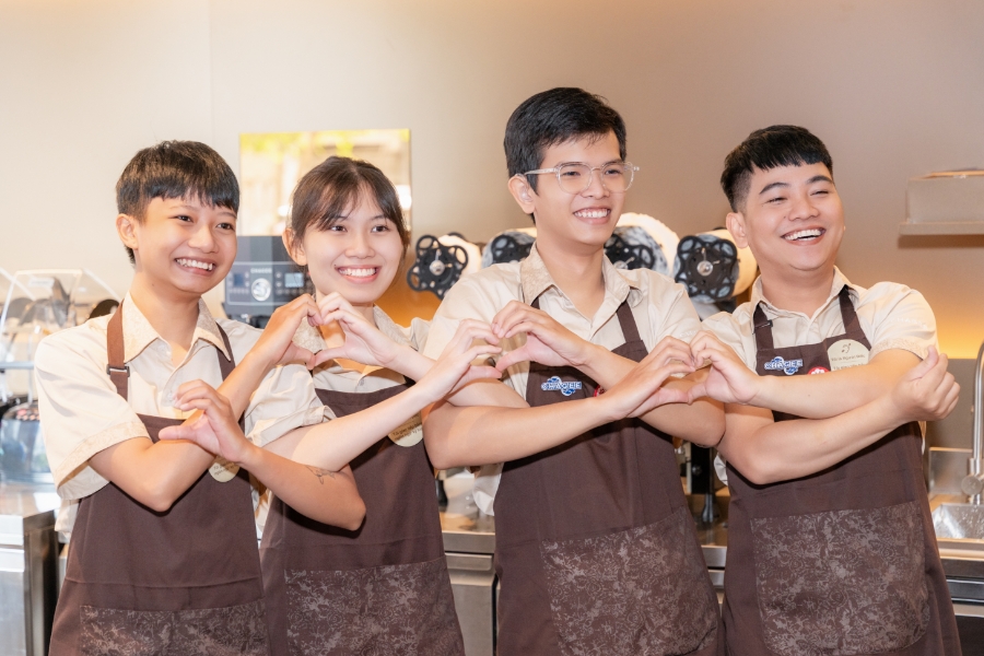 Các nhân viên khiếm thính tại cửa hàng Ngôn ngữ ký hiệu Chagee.