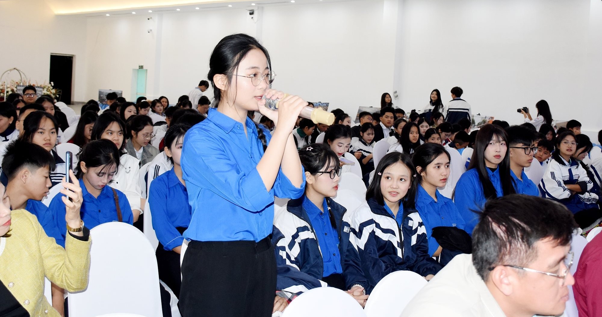 Các em học sinh trao đổi về chủ đề ứng phó với biến đổi khí hậu, bảo vệ môi trường. Ảnh: Công Kiên