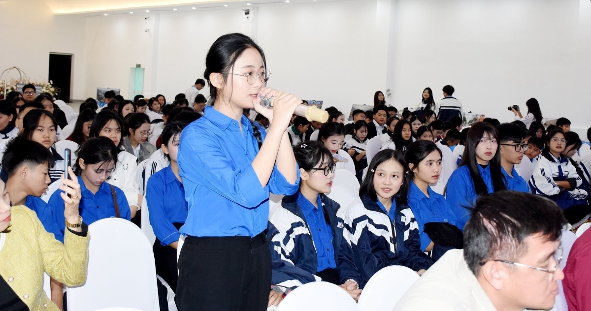 Các em học sinh trao đổi về chủ đề ứng phó với biến đổi khí hậu, bảo vệ môi trường. Ảnh: Công Kiên