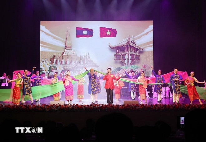 Chương trình văn nghệ chào mừng kỷ niệm 50 năm Quốc khánh nước Cộng hòa Dân chủ Nhân dân Lào (2/12/1975-2/12/2025) và 105 Ngày sinh Chủ tịch Kaysone Phonvihane. Ảnh: TTXVN.