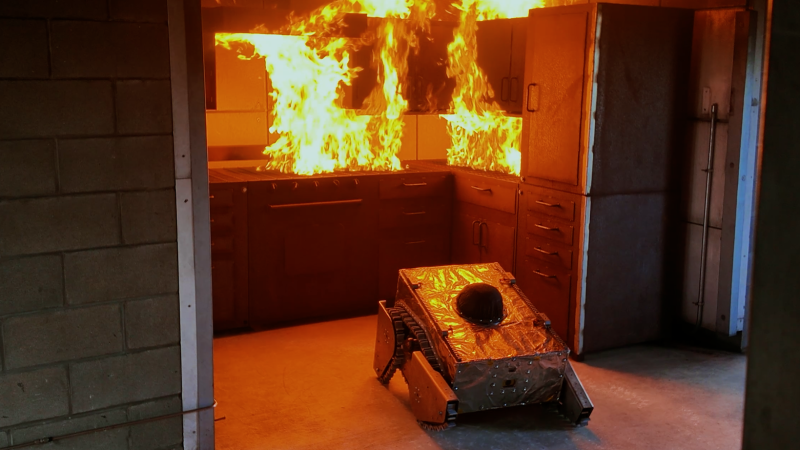 Robot FireBot có thể chịu được hơn 650°C trong 15 phút