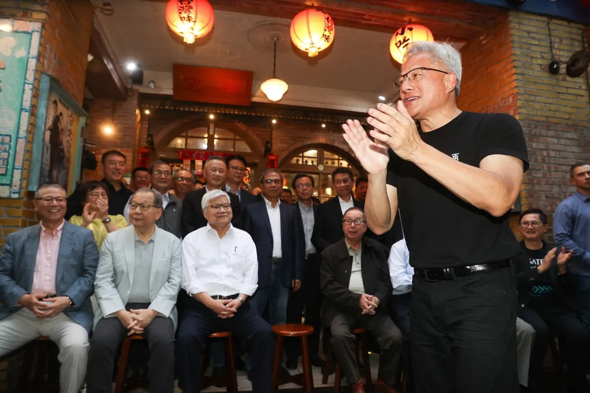 Chen Tao, đứng hàng sau cùng bên trái, cùng Jensen Huang tại một sự kiện tiệc tối ở Đài Bắc vào ngày 17 tháng 5. Ảnh: Central News Agency