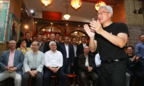 Chen Tao, đứng hàng sau cùng bên trái, cùng Jensen Huang tại một sự kiện tiệc tối ở Đài Bắc vào ngày 17 tháng 5. Ảnh: Central News Agency