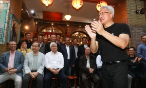 Chen Tao, đứng hàng sau cùng bên trái, cùng Jensen Huang tại một sự kiện tiệc tối ở Đài Bắc vào ngày 17 tháng 5. Ảnh: Central News Agency