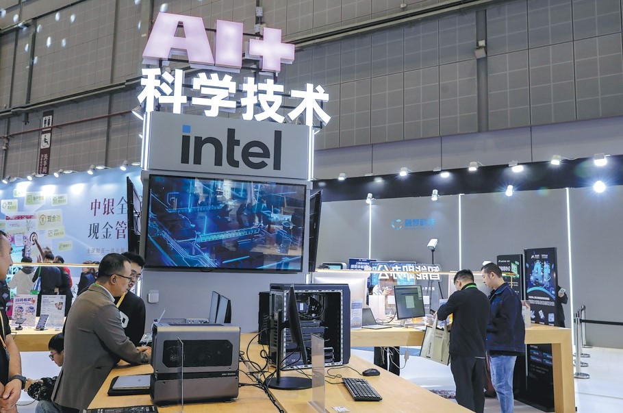 Khách tham quan trải nghiệm mô hình ngôn ngữ lớn của Intel tại Hội chợ Nhập khẩu Quốc tế Trung Quốc lần thứ tám diễn ra vào ngày 6/11 ở Thượng Hải. Ảnh: CHINA DAILY