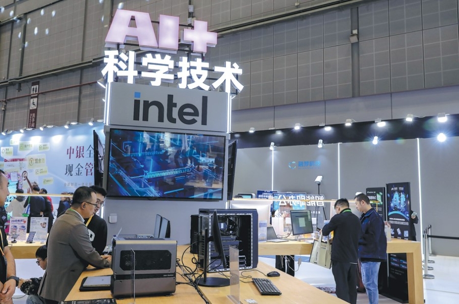 Khách tham quan trải nghiệm mô hình ngôn ngữ lớn của Intel tại Hội chợ Nhập khẩu Quốc tế Trung Quốc lần thứ tám diễn ra vào ngày 6/11 ở Thượng Hải. Ảnh: CHINA DAILY