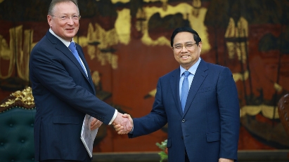 PM Chinh hosts leaders of Russian, Japanese corporations