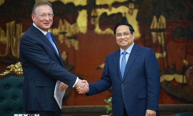PM Chinh hosts leaders of Russian, Japanese corporations