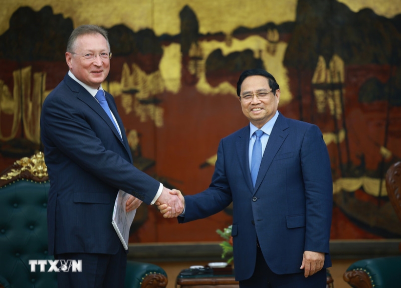 PM Chinh hosts leaders of Russian, Japanese corporations