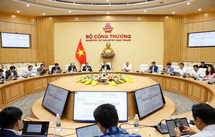 Thứ trưởng Nguyễn Hoàng Long chủ trì cuộc họp Tổ soạn thảo để rà soát nội dung Dự thảo Quyết định của Thủ tướng về lộ trình, nguyên tắc, cơ cấu phát triển thị trường điện cạnh tranh.