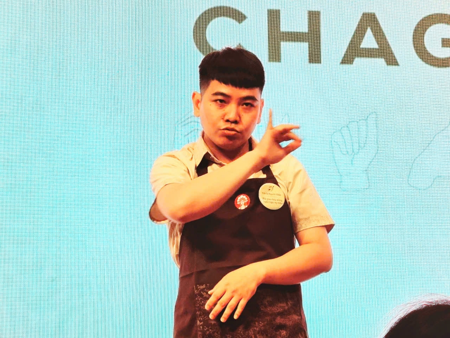 Ngọc Hiếu, Quản lý cửa hàng Ngôn ngữ ký hiệu chia sẻ - Ảnh: Hải Yên.