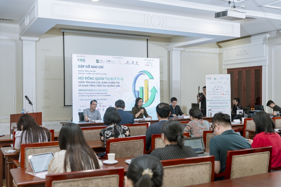 Các đại biểu chia sẻ tại buổi họp báo.