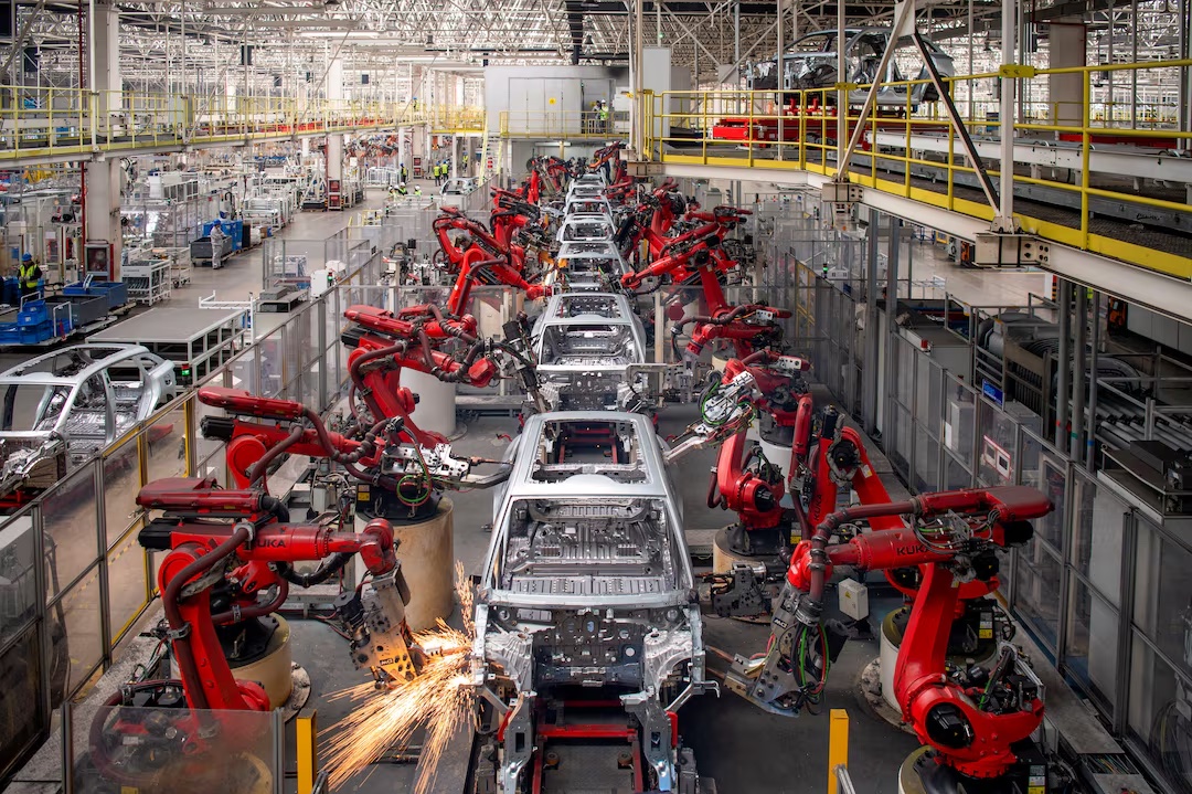 <i>Trung Quốc hiện đang thống trị chuỗi cung ứng xe điện toàn cầu. Hơn 70% pin cung cấp năng lượng cho xe điện trên toàn thế giới được sản xuất bởi các công ty Trung Quốc, với CATL và BYD chiếm hai vị trí dẫn đầu về sản lượng hàng năm.</i>