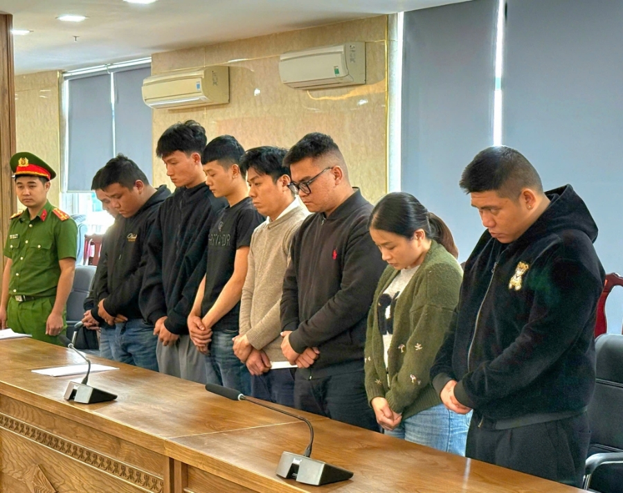 Cơ quan Cảnh sát điều tra tống đạt quyết định khởi tố các đối tượng. Ảnh: Cổng thông tin điện tử Công an TP. Đà Nẵng.