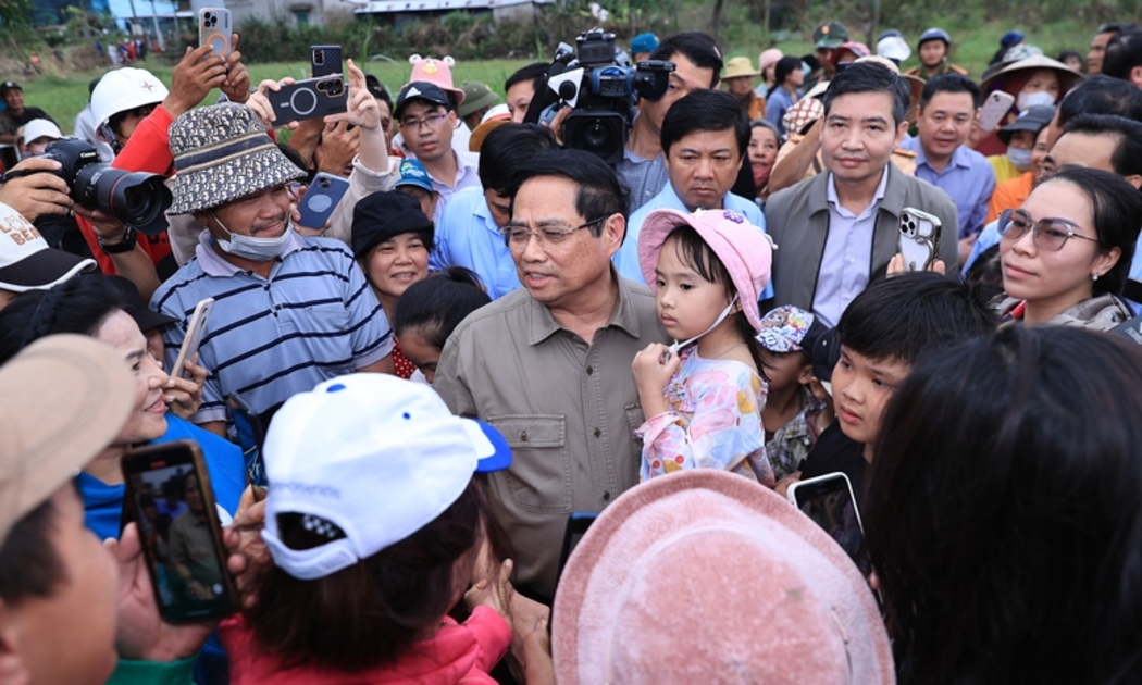 Thủ tướng Phạm Minh Chính thăm, động viên bà con nhân dân thôn Phú Thứ, xã Tây Hòa, tỉnh Đắk Lắk - Ảnh: VGP