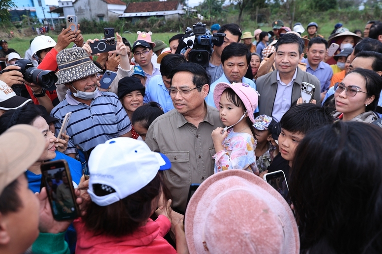 Thủ tướng Phạm Minh Chính thăm, động viên bà con nhân dân thôn Phú Thứ, xã Tây Hòa, tỉnh Đắk Lắk - Ảnh: VGP