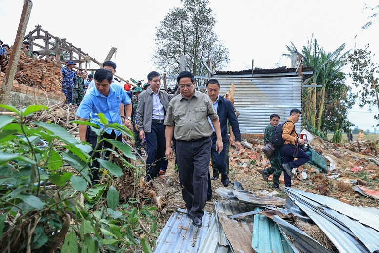 Thủ tướng Phạm Minh Chính thăm, động viên 09 hộ gia đình có nhà bị sập hoàn toàn do mưa lũ tại thôn Phú Hữu, xã Hòa Thịnh - Ảnh: VGP